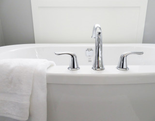 Американская тиктокерша-домохозяйка поделилась советами по мытью ванной